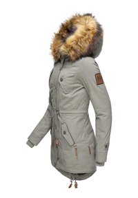 Parka gris con capucha de piel sintética, cierres de cremallera y botones, dos bolsillos en el pecho y un cordón ajustable en el dobladillo.