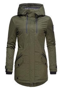 Giacca parka verde oliva con cappuccio, zip frontale, due tasche laterali, polsini a coste e una toppa con logo sulla parte superiore del braccio. Texture liscia.