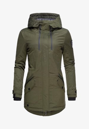 Oliwkowa kurtka parka z kapturem, z przodu na zamek błyskawiczny, z dwoma bocznymi kieszeniami, ściągaczami przy mankietach oraz naszywką z logo na górnej części rękawa. Gładka tekstura.