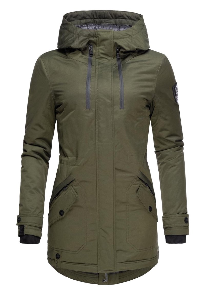 Giacca parka verde oliva con cappuccio, zip frontale, due tasche laterali, polsini a coste e una toppa con logo sulla parte superiore del braccio. Texture liscia.