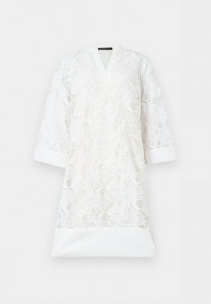 Rochie albă până la genunchi, cu dantelă florală suprapusă, decolteu în V, mâneci trei sferturi și manșete și tiv solide albe.