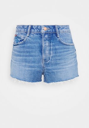 Blaue Jeansshorts mit ausgefransten Säumen, vorderer Knopfleiste und Taschen, dargestellt auf weißem Hintergrund.