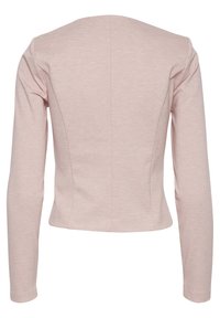 Ljusrosa figursydd jacka med långa ärmar, slät textur och strukturerade sömmar. Baksidan har en enkel, ren design.