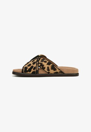 Infradito in stampa leopardata con cinturini neri e un accento color oro. La morbida texture simile alla suede e la suola piatta offrono comfort.