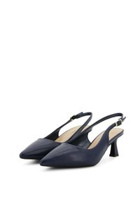 Tacchi slingback in pelle blu navy con punta affilata, tacco kitten basso e design a taglio. Presentano una cinturino alla caviglia regolabile con una fibbia dorata.
