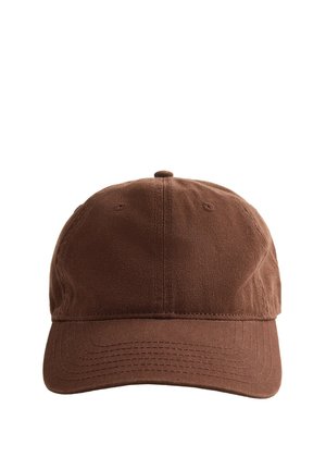 Casquette de baseball marron en coton avec visière courbée et œillets de ventilation cousus sur fond blanc.