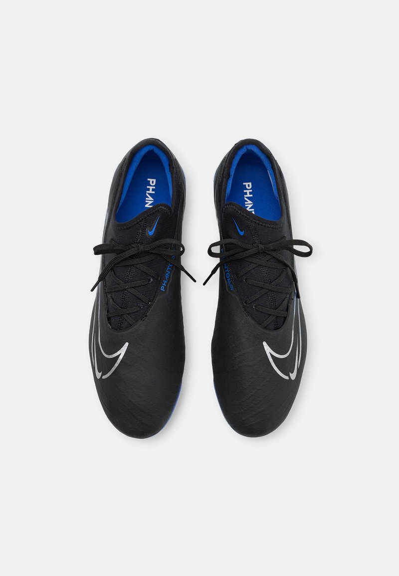 Zapatillas deportivas negras con un diseño elegante, que presentan una parte superior texturizada, un interior azul y un prominente logo de swoosh blanco.