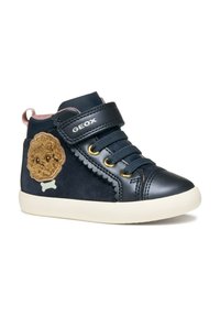 Zapatillas deportivas de caña alta en color marino, hechas de ante y cuero, con ojales dorados, una correa de Velcro y un parche color marrón. Suela blanca.