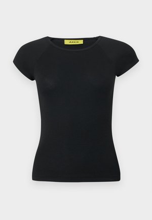 T-shirt noir à manches courtes en tissu doux, avec un col rond et une coupe slim, arborant une étiquette de marque audacieuse à l'intérieur du col.