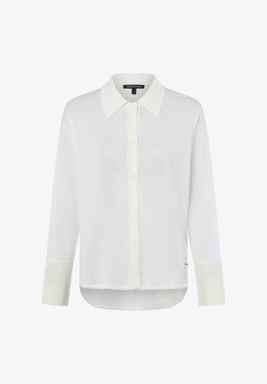 Biała koszula z długim rękawem, zapinana na guziki, z szerokim kołnierzem i teksturowanymi mankietami, z lekko wydłużonym tylnym hemem, metka Armani Exchange wewnątrz kołnierza.