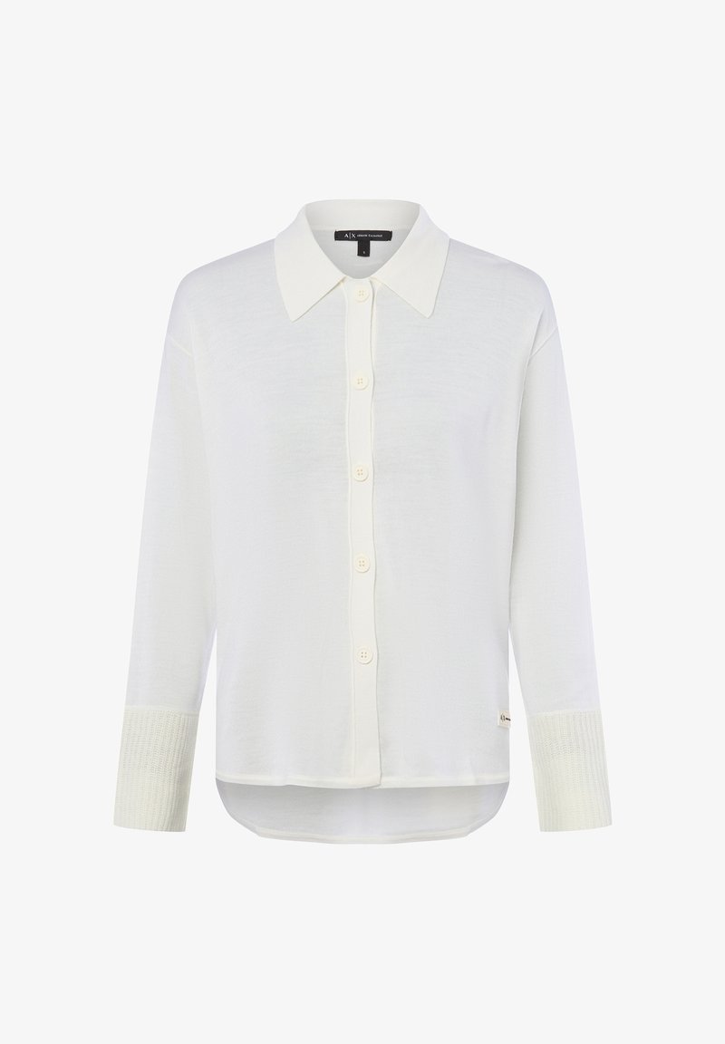 Camicia bianca con maniche lunghe e bottoni, colletto ampio e polsini texturizzati, orlo posteriore leggermente più lungo, etichetta Armani Exchange all'interno del colletto.