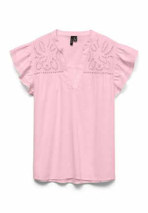 Blouse rose clair à manches courtes avec col en V, broderie en dentelle sur les épaules et manches à volants, présentée sur fond blanc.