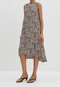 Blomstermønstret midi-kjole med ærmeløs design, der har et mønster i brune, hvide og sorte nuancer, svævende stof og en asymmetrisk kant.