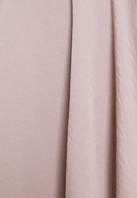 Tejido de satén suave y de color rosa claro con delicados pliegues verticales y una textura lisa, ligeramente brillante.