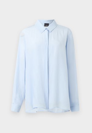 Lyseblå langærmet bluse med skjulte knapper foran og klassisk krave, vist mod en neutral baggrund.