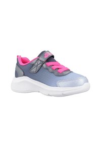 Zapatilla deportiva gris con acentos rosas, parte superior de malla, cuello acolchado y correa ajustable. Cuenta con suela de goma blanca con agarre texturizado.