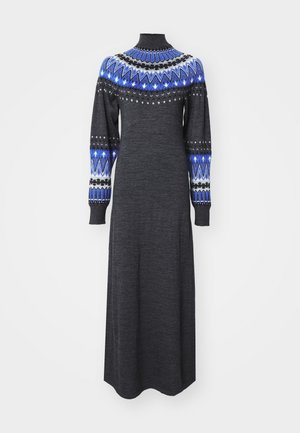 Langes, dunkelgraues Kleid mit hohem Kragen, das über intricate blaue und weiße gemusterte Ärmel und ein eng anliegendes Oberteil verfügt, das zu einem lockeren Saum verjüngt.