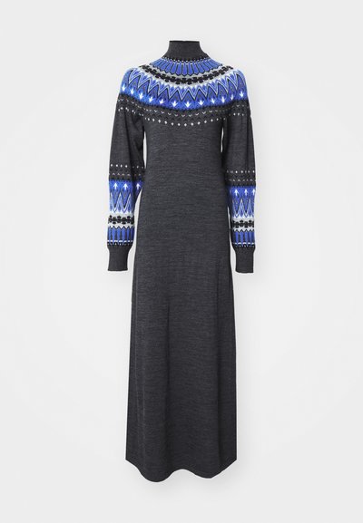 Ilga, tamsiai pilka suknelė su aukštu kaklu, puošniomis mėlynomis ir baltomis raštuotomis rankovėmis ir pritaikyta liemeniui, siaurėjančia į laisvą apatinę dalį.