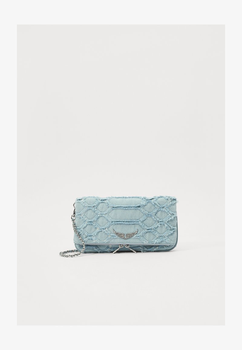 Pochette en denim bleu clair avec texture matelassée, bords effilochés, quincaillerie argentée et bandoulière en chaîne. Présente un détail d'aile décoratif.