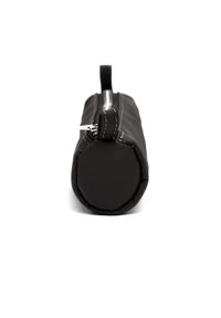 Černý válcový pouzdro s hladkým povrchem, zipem po celé horní části a malou smyčkou pro nošení. Texturovaný, odolný materiál.