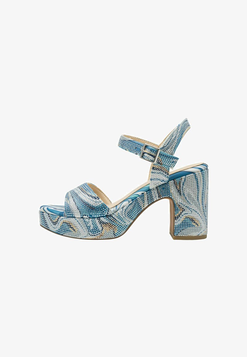 Sandales à plateforme à motif bleu avec un talon bloc épais et une bride à la cheville, ornées de petits clous décoratifs pour la texture et le détail.