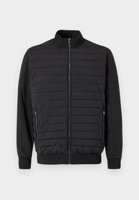 Casaco preto com frente acolchoada e quiltada, mangas totalmente pretas, gola e bolsos com fecho de correr. Apresenta um fecho de correr de comprimento total à frente.