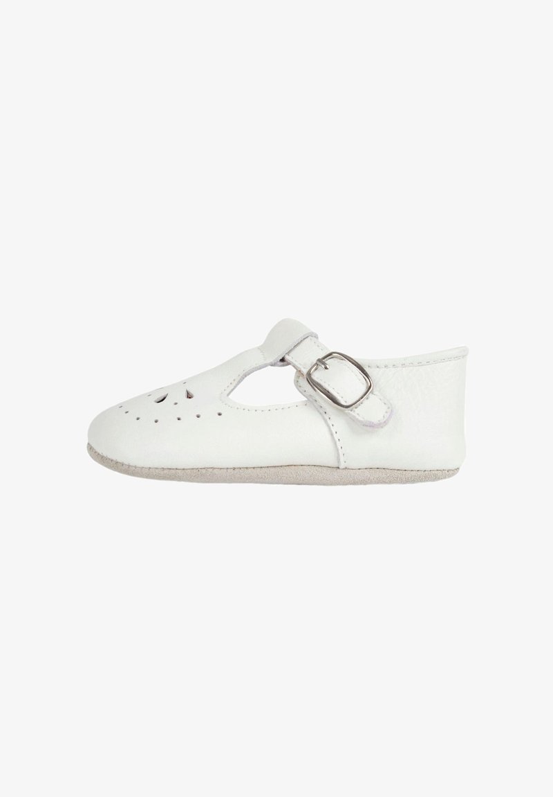 Chaussure bébé en cuir blanc avec bride latérale à boucle et trous décoratifs perforés sur le dessus, semelle souple, vue de côté.