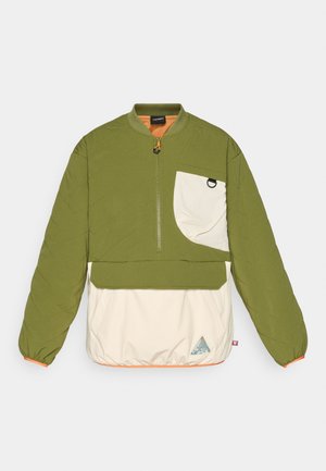 Jachetă pulover verde și crem cu fermoar de un sfert, textură matlasată, manșete elastice și un logo triangular pe marginea inferioară.