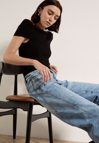 Apricot APRICOT MEI LIGHT-WASH BARREL JEANS - Wide Leg - sky blue