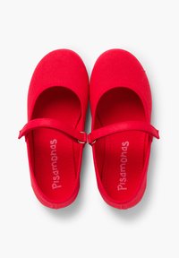 Rode canvas platte schoenen met een ronde neus, enkelband en een gespsluiting. Soepele textuur, lichtgewicht ontwerp geschikt voor casual gebruik.