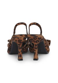 Décolleté con stampa leopardata, realizzate in suede testurizzato, con un tacco sottile e punta aperta, arricchite da un dettaglio a nodo sul davanti.