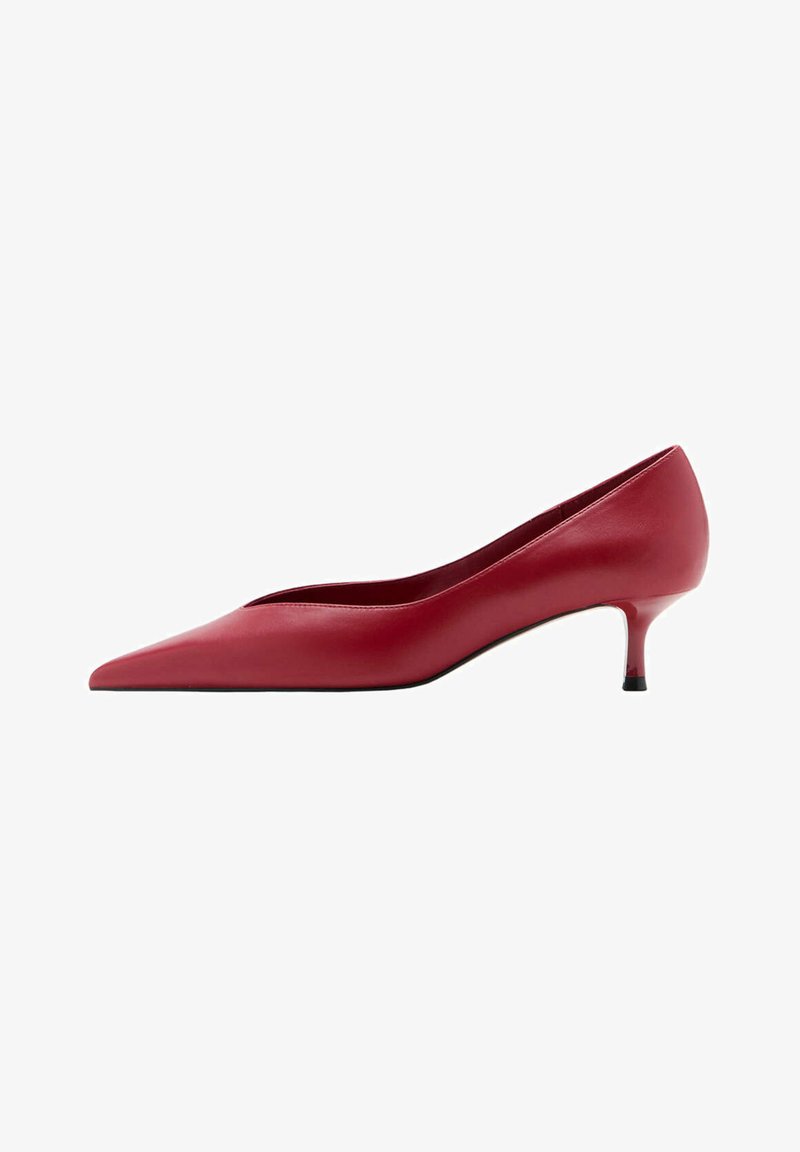 Chaussure pour femme en cuir rouge à bout pointu avec petit talon fin et bas, finition lisse, vue de côté.