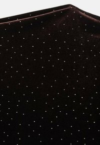 Crna baršunasta tkanina s glatkom teksturom, ukrašena malim bijelim točkicama raspoređenim po površini u razbacanom uzorku.