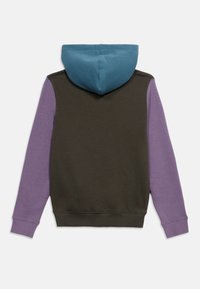 Φούτερ με κουκούλα σε ελιά πράσινο σώμα, μωβ μακριά μανίκια και κουκούλα σε τιρκουάζ μπλε, εμφανίζεται από πίσω σε λευκό φόντο.