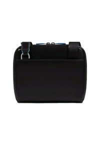Bolso de cuero negro con forma rectangular, con detalles en azul contrastante, múltiples compartimentos y herrajes plateados.