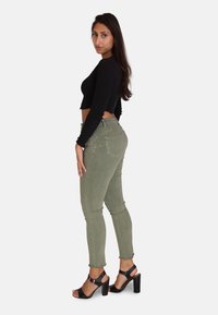 Elara PUSH UP HIGHWAIST - Jeans slim fit - grün