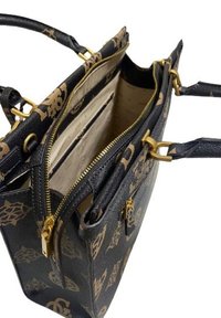 Borsa a mano in pelle nera con motivo a monogramma, hardware dorato, doppio manico superiore e chiusura con zip con due scomparti.