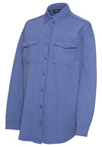 Camisa azul de botones hecha de algodón, con dos bolsillos frontales, mangas largas, cuello con solapa y un corte relajado.