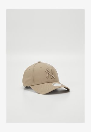 Beige baseball cap made of fabric with a curved brim. Features an embroidered logo on the front and an adjustable strap at the back.