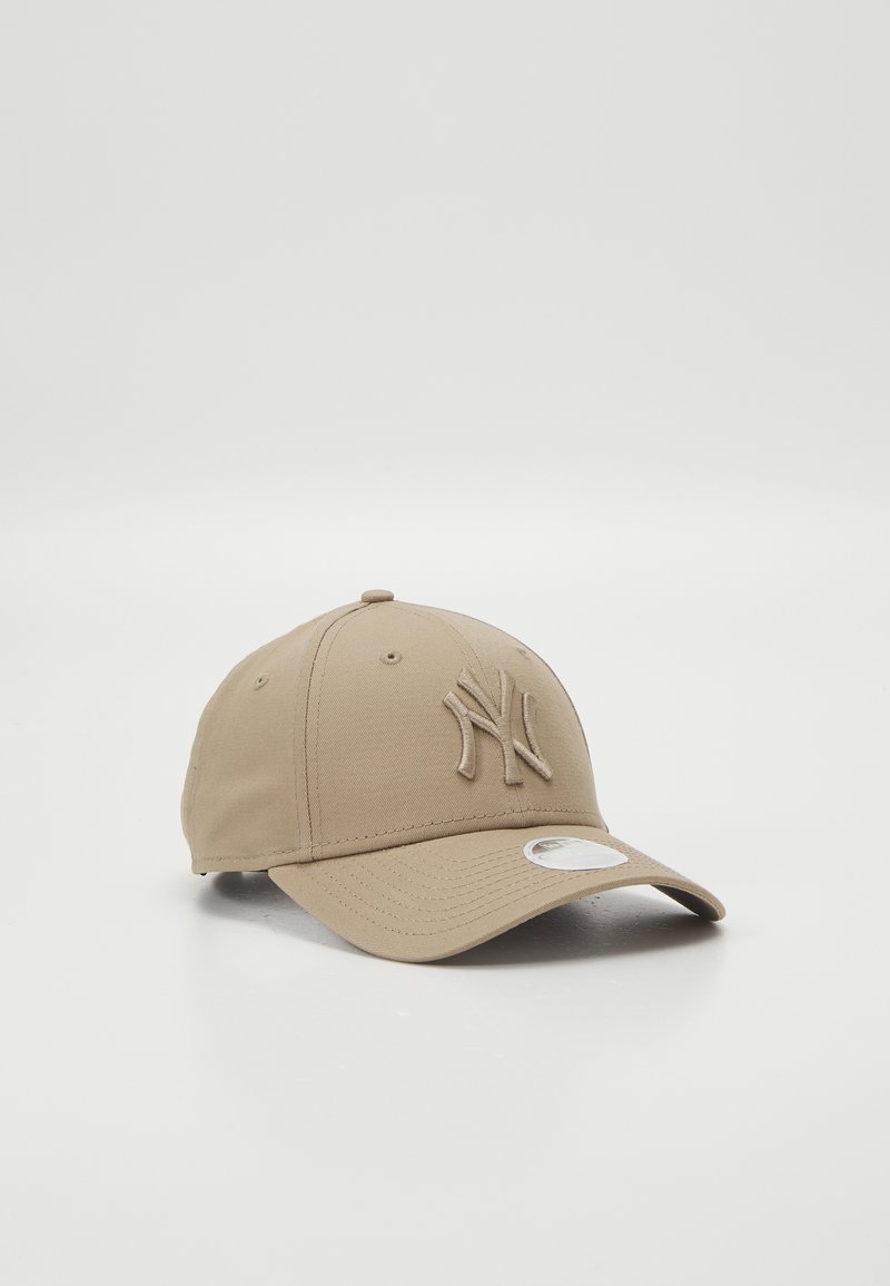 Casquette de baseball beige en tissu avec une visière courbée. Elle présente un logo brodé à l'avant et une sangle ajustable à l'arrière.