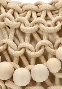 Un material de cuerda trenzada beige forma una estructura similar a una red, acentuada con suaves cuentas de madera. El diseño presenta nudos intrincados e interconectados.
