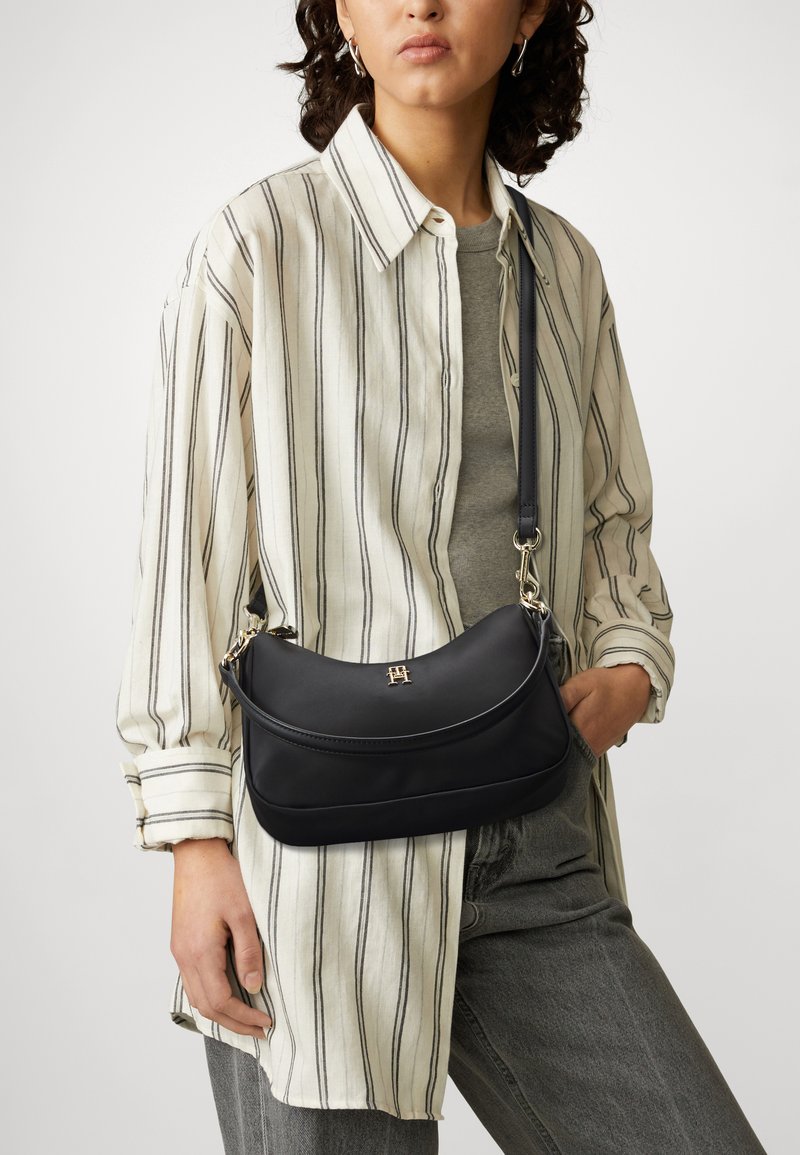 Tommy Hilfiger POPPY SHOULDER BAG Handtasche black/schwarz Zalando.ch