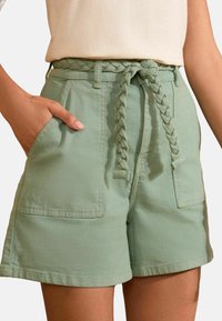 REGULAR FIT - PLAIT BELTED - Lühikesed teksad - khaki green