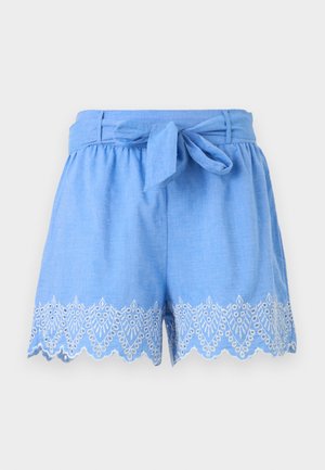 Short en lin bleu clair avec ceinture en tissu nouée devant et détail d’ourlet festonné brodé blanc.