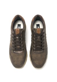 Zapatillas de piel perforada marrón con cordones marrón oscuro y acentos en color tostado. Presentan una lengüeta acolchada y una suela de goma de color claro.
