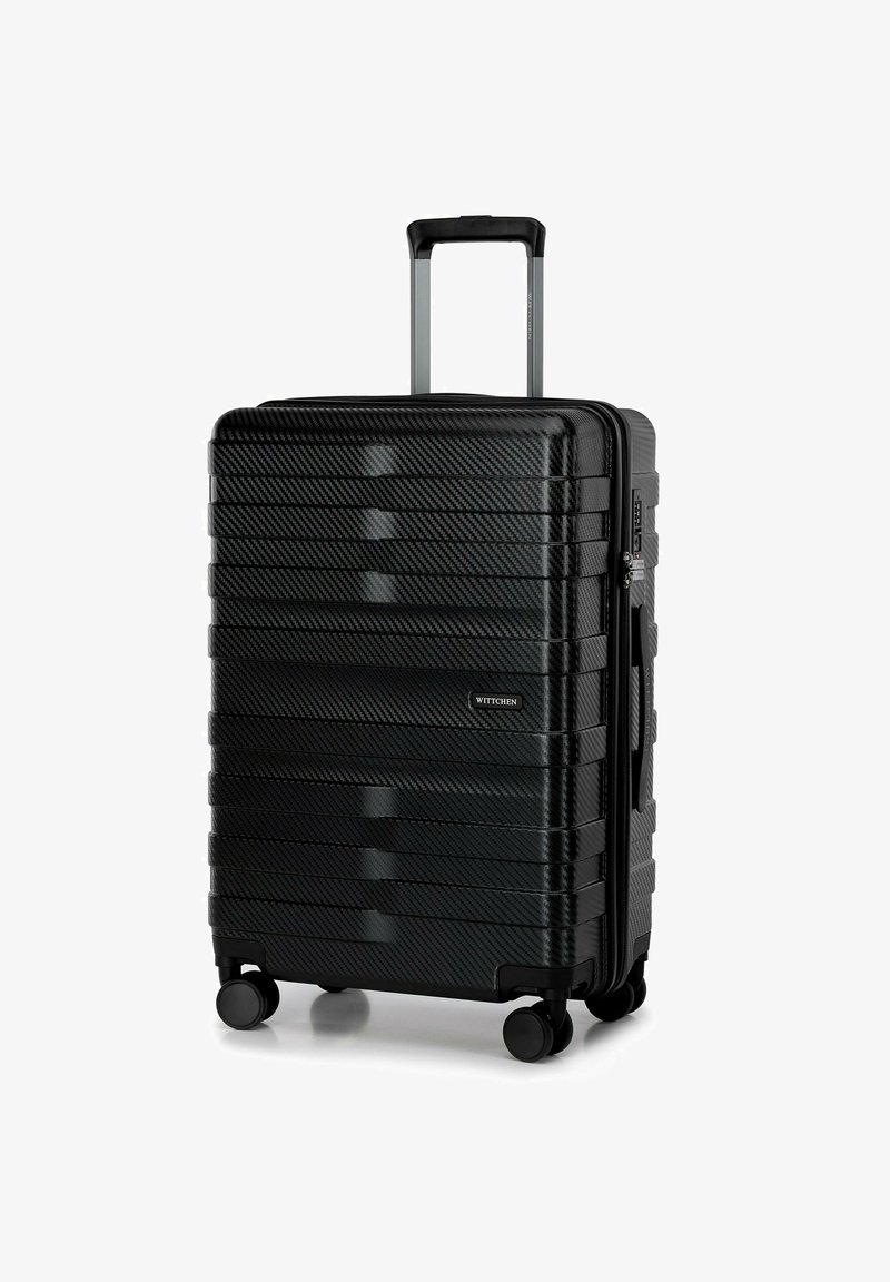 Černý tvrdý kufr s texturovaným designem z uhlíkových vláken, čtyři kolečka a teleskopická rukojeť. Na přední straně se nachází logo značky.