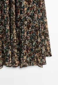 Vloeiende stof met een donker bloemmotief in tinten bruin, groen, roze en blauw, met plooien en textuurdetails.