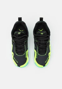 Czarne i neonowozielone buty sportowe z siateczkową cholewką, kontrastującym przeszyciem, teksturowaną podeszwą oraz formowanym designem zapewniającym wsparcie.