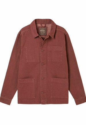 Rote Baumwolljacke mit spitzem Kragen, Knopfleiste vorne, zwei großen Taschen und einer einzelnen Brusttasche. Robuster Stoff mit glatter Textur.