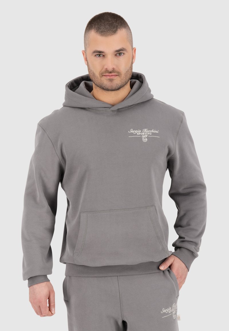 Grijze katoenen hoodie met een voorzak, ribgebreide manchetten en zoom, met witte logotekst op de linkerborst.
